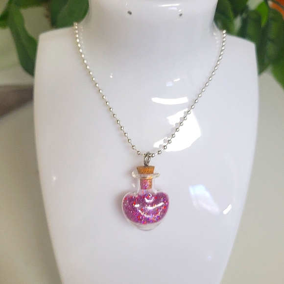 PRETTY HANDMADE HEART NECKLACE WITH PINK HOLOGRAPHIC FINE GLITTER. - Picture 2 of 4